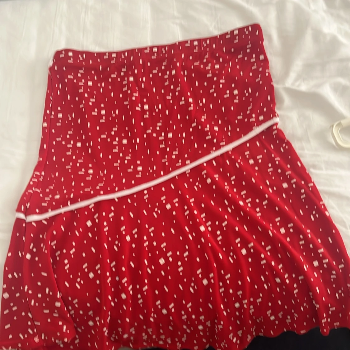 Röd kortklänning med vita mönster och rynkade axlar - 2