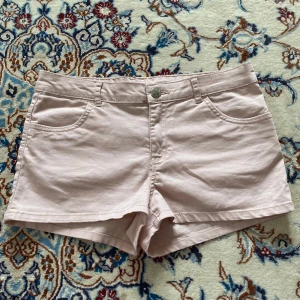 Rosa shorts  - Lågmidjade shorts från hm!! Skriv för fler bilder🤗 pris kan diskuteras 