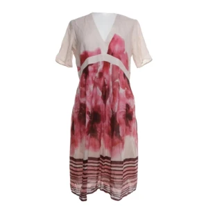 Twin-Set  - Säljer en vacker klänning från den Italienska Twin-Set i rosa och vitt med blommigt mönster och ränder nertill. Klänningen har v-ringning, korta ärmar och markerad midja. Perfekt för vår och sommar!