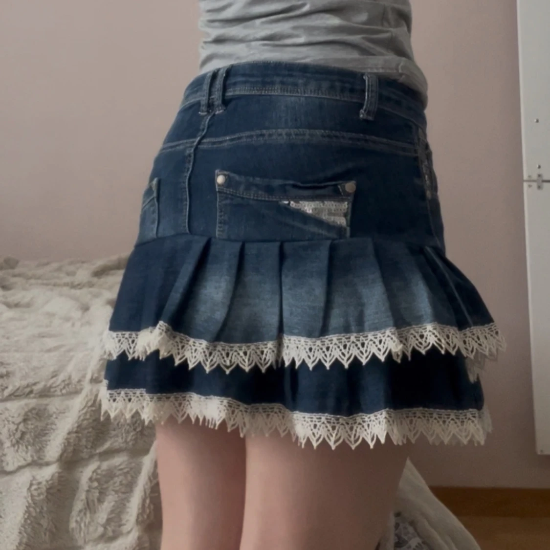 Jeanskjol med volang och spetsdetaljer - 3