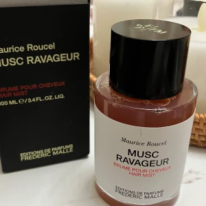 Musc Ravageur Hair Mist från Frédéric Malle - Lyxig hårmist med doften Musc Ravageur av Maurice Roucel. Full presentation 100ml. Nypris 1500kr