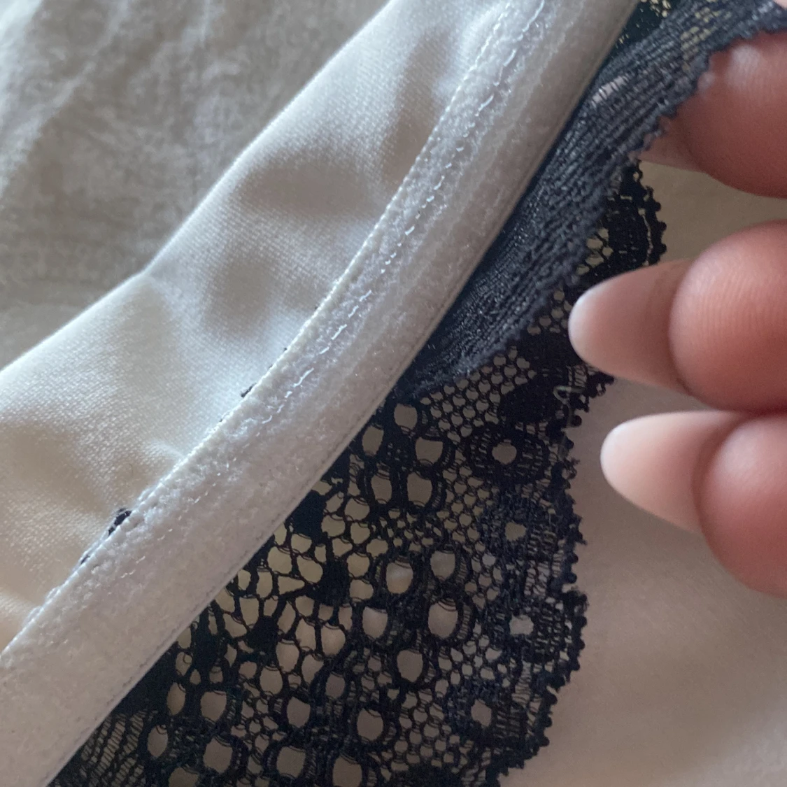 Vit kortklänning med svarta spetsdetaljer - 1