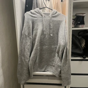 Stickad hoodie - Säljer denna tröja då jag inte får någon användning för den, den är knappt använd men har en väldigt liten missfärgning (andra bilden) och är lite nopprig