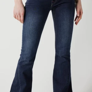 True religion jeans - Säljer mina fina true religion jeans som inte kommer till användning något mer för att dom är alldeles för långa för mig!är 1,61 cm och dom är jätte långa storlek 27💓