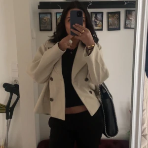 Beige croppad kavaj - Säljer en beige kappa från vero Moda som är i storlek xl men sitter bra på mig som bär s-m. Använd 1 gång så inprincip nytt skick 