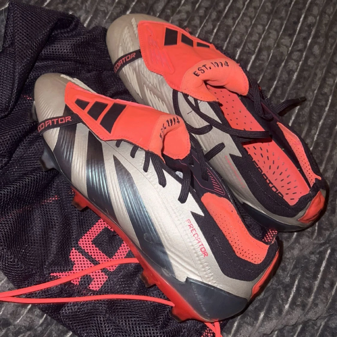 Adidas Predator fotbollsskor i svart, silver och röd - 1