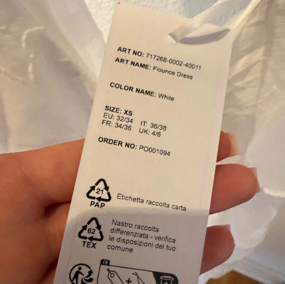 Vit volangklänning med blommönster - 4