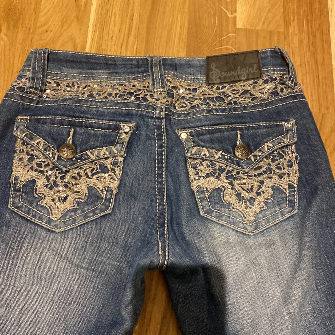 Lågmidjade blå bootcut jeans med spetsdetaljer från Soundgirl - 2