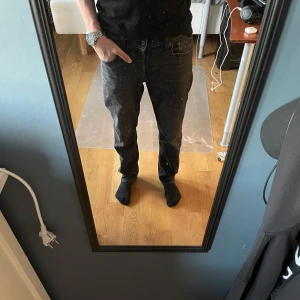 Jack and Jones jeans - Säljer ett par svarta jeansbyxor med klassisk femficksdesign och raka ben. Modellen "tapered mike". W29 L30. Använd fåtal gånger