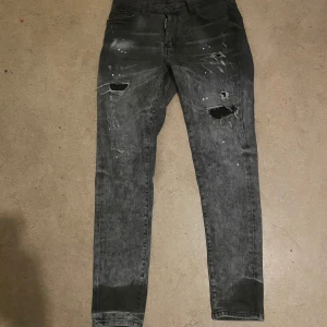Grå dsquard 2 jeans - Säljer ett par grå jeans 