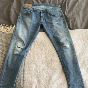 Blåa dondup jeans med slitningar storlek 35 - Mellan blå dondup jeans storlek 35 med slitningar, priset är inte fast men går inte att pruta alldeles för mycket