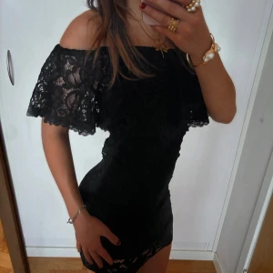 Off shoulder spetsklänning - Såå snygg off shoulder spetsklänning perfekt på mösspåtagning eller fest!! 🤍jag är 168 och det är mina bilder, köp via köp nu direkt eller Swish, kvar tills markerad som såld 