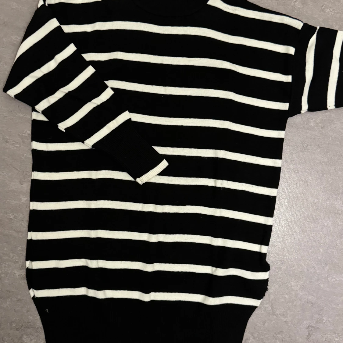 Svart och vit randig stickad tröja