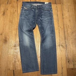 Diesel Jeans Slitningar - Ett par riktigt feta diesel jeans med en snygg tvätt och schyssta slitningar/distress. Storlek 31-32, straight fit. Hör av er vid frågor!