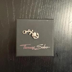 Thomas Sabo berlock tro, hopp och kärlek - Säljer en snygg silverberlock från Thomas Sabo med motiv tro, hopp och kärlek. Passar perfekt till berlock armand. Klassisk och stilren design i äkta silver.