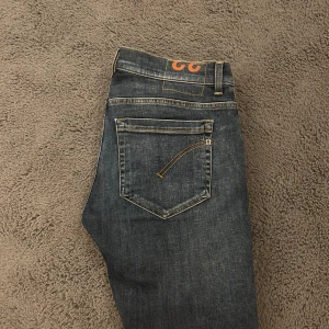 Dondup jeans  - Säljer dessa mörkblå dondup George jeans som är i ett sjukt bra skick. Storlek 33. Hör av dig vid minsta lilla fundering!