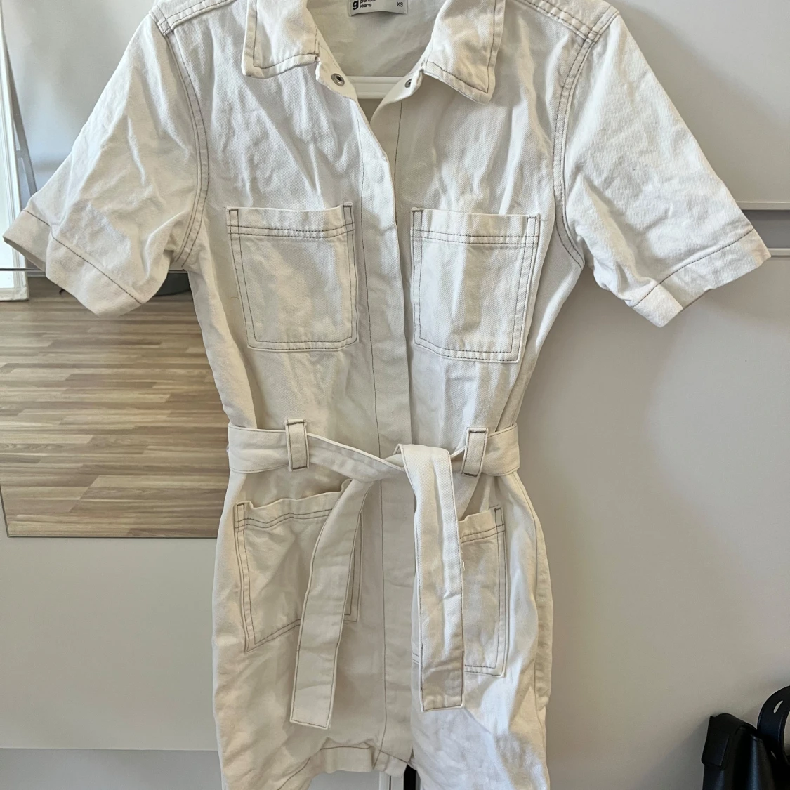 Vit kortärmad jeansklänning med bälte - 1