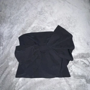 Topp med rosett - Säljer denna fina topp från kappahl då den var för liten för mig. Köpte för 499kr, den är endast testad. Jättefin till festlig outfit! Har tyvärr ingen bild på då den är för liten, storlek xs men kan passa s🥰