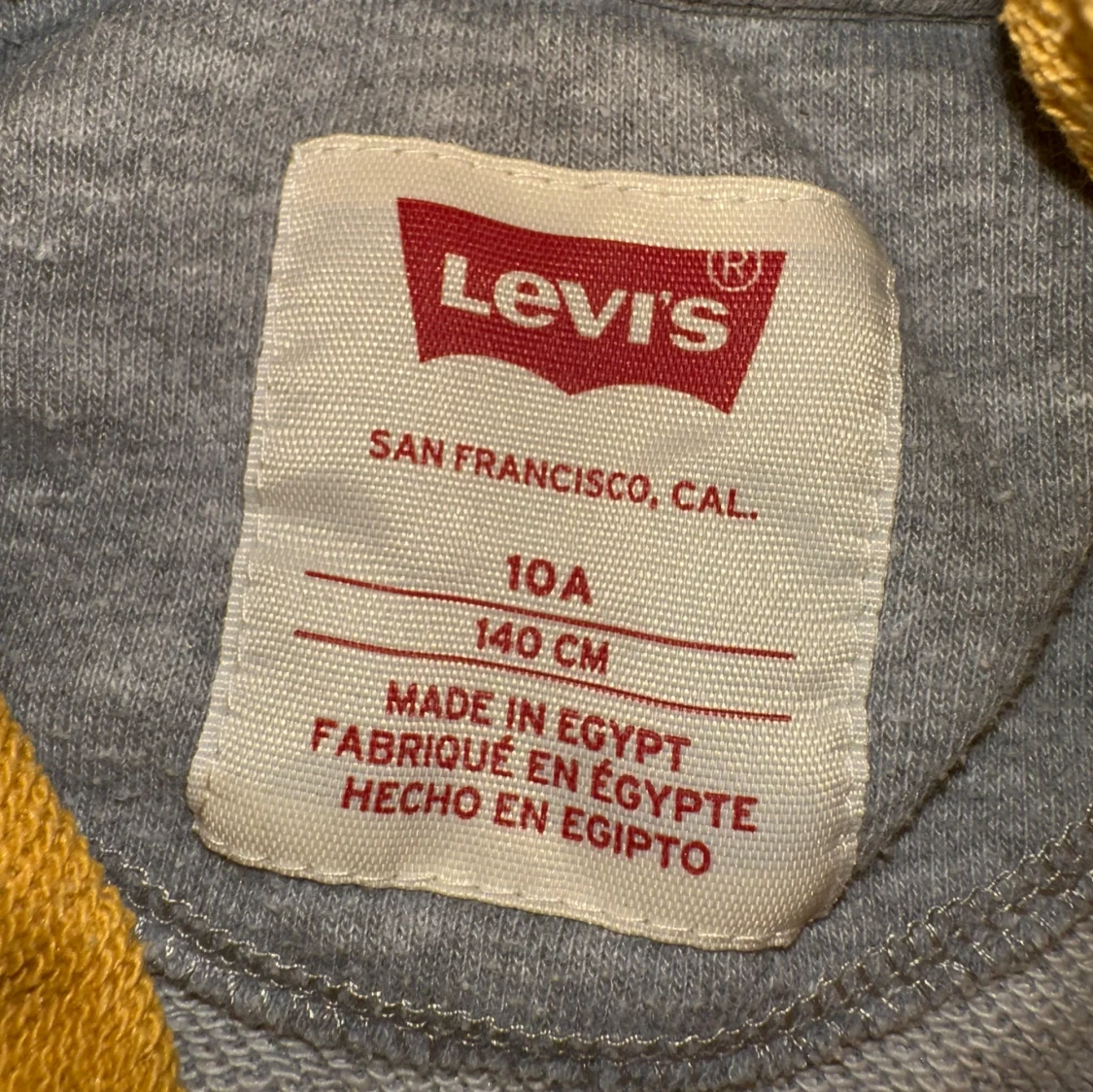 Grå hoodie från Levi's med gul huva - 3