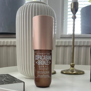 Sol de Janeiro Copacabana Bronze  - Var inte blyga med att komma med prisförslag!! Säljer en Glowmotions Copacabana Bronze Glow Oil från Sol de Janeiro. Den har en skimrande bronzig färg och kommer i en glasflaska med roséguldfärgat lock. Perfekt för att ge huden en solkysst glow. Nypris 430 och är aldrig använd så hela är full! 💖💖💖💖
