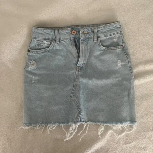 Ljusblå jeanskjol från ZARA - Jätte snygg jeanskjol från zara, inga defekter och perfekt ljusblå färg!! 