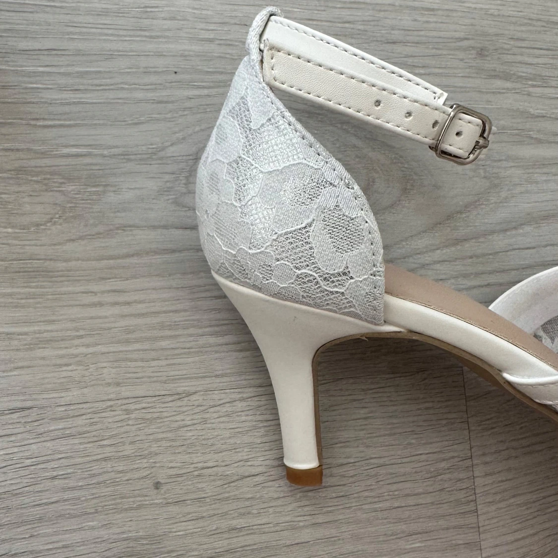 Vita spetsiga pumps med pärldetaljer - 2