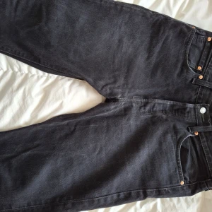 Svarte Levis  - Ett par svarta Levi's  Lite använda.