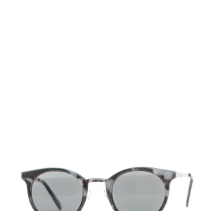 Runda solglasögon med gråmelerat mönster - Snygga runda solglasögon med transparent gråmelerad båge och mörka glas. Bågarna har en modern och stilren design som passar perfekt till sommaren. Lätta att matcha med olika outfits och ger en cool touch till din look.