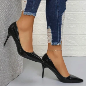 Svarta lackpumps med spetsig tå - Säljer ett par klassiska svarta pumps i glansigt lackmaterial med spetsig tå och hög klack. Aldrig använda endast testade.