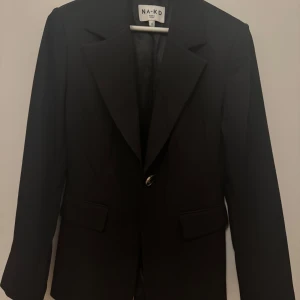 Svart kavaj/blazer - Endast använd 1 gång och är som helt ny. Köptes för 599:-