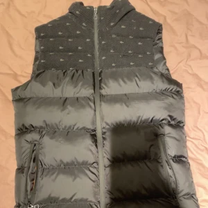 Lacoste väst  - Lacoste Väst köpt för ett år sen men aldrig använt för den passade ej. 