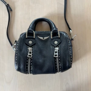 Zadig Voltaire väska!  - Skitsnygg Zadig Voltaire väska i bra skick! 🩷 Orginal påse medföljer 🩷 Skriv gärna innan du köper, jag svarar snabbt, och skickar snabbt 🩷