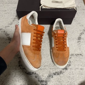 Valentino Flycrew - Valentino Flycrew | storlek 41-42 | skick 7/10 (6 nitar borta och allmänt väldigt använda, det har lossnat lite på högra skon se bild 5) Box och dustbag ingår | fler frågor? Kontakta oss! | 