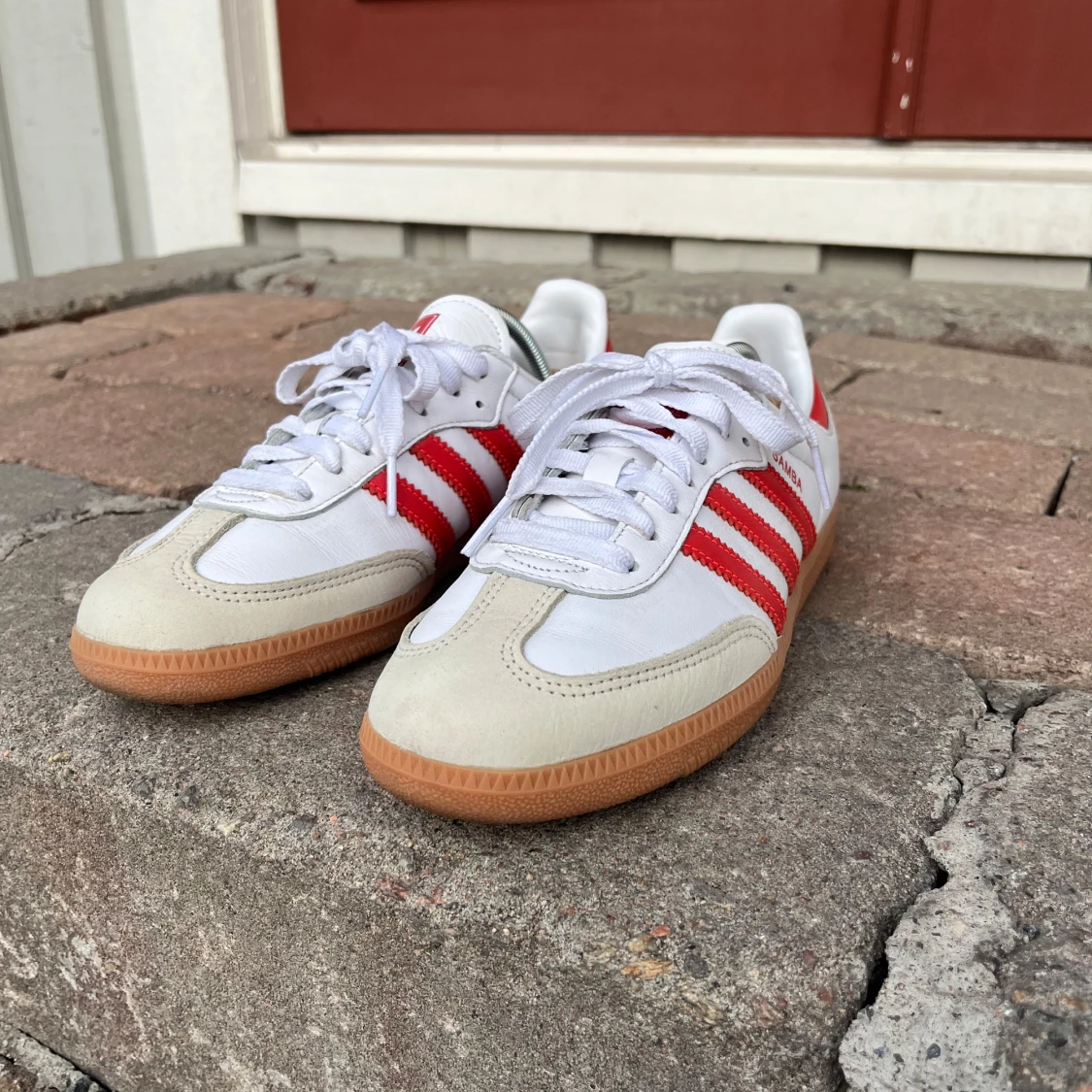 Adidas Samba OG W - låga sneakers med röda ränder