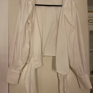 Skjorta med knytning  - Jätte snygg skjorta med knytning vid midjan. Använd få tal gånger. Pris kan diskuteras!