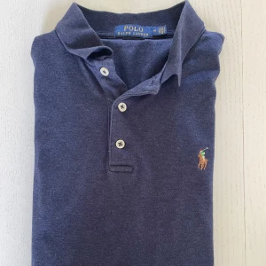 Ralph Lauren Piké - Ralph Lauren piké i nyskick. Gjord av skönt        ”t-shirtmaterial” därav perfekt för sommaren. Storlek M. Nypris ligger på runt 1000 kr, mitt pris 399 kr. Priset går att diskutera vid snabb och smidig affär!