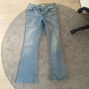 Ljusblå bootcut jeans från lager 157 - Ljusblåa lowwaist bootcut jeans, Nyskick i strl M💓 Ny pris:300kr