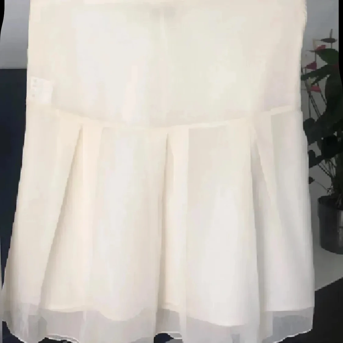 Champagnefärgad  kjol med fejkomlott och rosett - 1