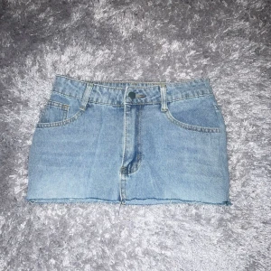 Blå jeanskjol  - Jag säljer dessa den här snygga ljusblåa jeanskjolen! Den har inte så stretchigt material och är också omsydd 💓Skriv till mig för fler frågor och köp nu jag postar snabbt!💞