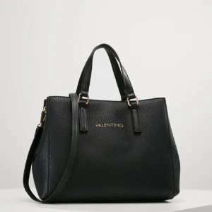 Svart handväska från Valentino - säljer denna väskan från valentino. köptes på zalando för 1045k. medkommer ett axelband till. ✌🏼✌🏼💘