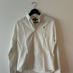 Vit skjorta från Ralph Lauren slim fit - Tja säljer en riktigt fet Ralph lauren skjorta i färgen vit som är helt ny och säljer för ett riktigt bra storlek M bara att höra av sig om ni är intresserad 