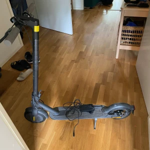 Elscooter - Hej! Säljer min elscooter som fungerar superbra förutom att framhjulet är punkterat. Det går att fixa för en relativt liten kostnad. Laddare medföljer. 
