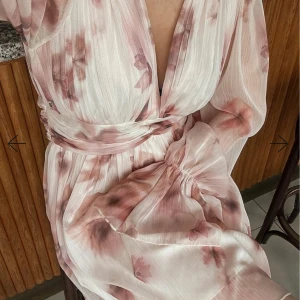 Klänning - Populära NA-KD klänningen som är slutsåld! Aldrig använd med lapp kvar. Superfin sommarklänning!