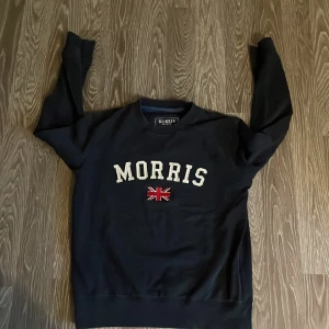 Mörkblå sweatshirt från Morris - Mörkblå sweatshirt från Morris. Tröjan är i bra skick. Mitt pris 450 men går att diskutera. Vid frågor är de bara att höra av sig👍