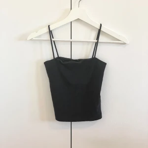 Kort linne från Gina tricot - Säljer ett kort linne med smala axelband från Gina tricot i storlek xs. Linnet har ett extra tyg vid bysten. Använd 2 gånger så i mycket bra skick. Säljer ett likadant fast i storlek s i en annan annons. Köparen betalar frakten!