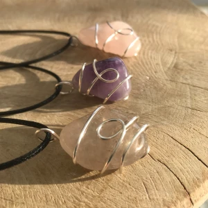 Kristall-halsband  - Vackra kristall-halsband i silveromfattning och justerbar läderrem. Finns flera sorters kristaller: Ametist, Rosenkvarts, bergskristall, adventurin.mm. 95krst 🔮🎀🍃