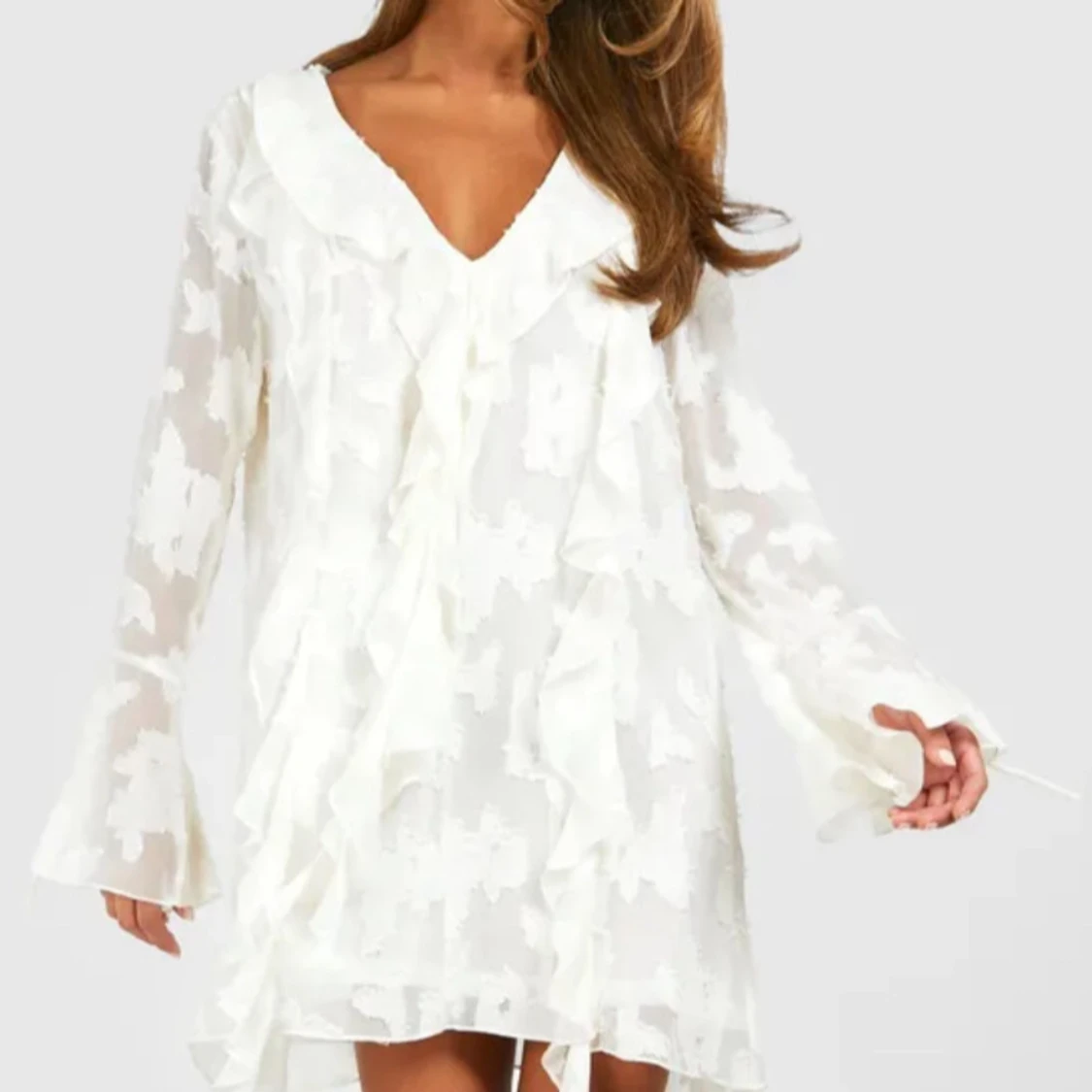 Vit volangklänning med v-ringning