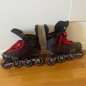 Bauer Vapor X300R LE hockey inlines i storlek 40,5  - Säljer mina inlines då dem inte kommer till användning längre. Har inte använt dem på ett par år. Funkar felfritt, finns några märken/repor. MVH Theo Wahlgren 