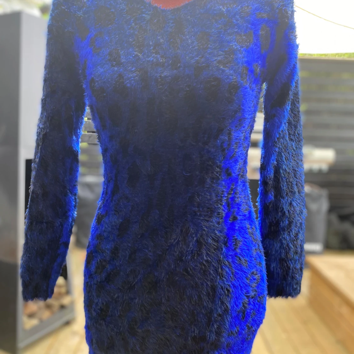 Blå leopardmönstrad fluffig klänning S