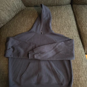 Mörkblå hoodie  - Mysig hoodie från Gina tricot